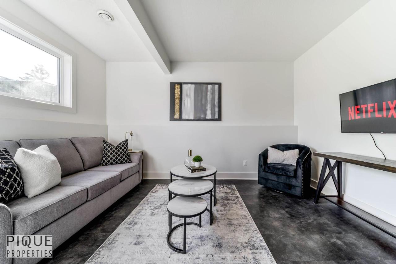 Stunning Modern Suite - King Bed - Free Parking & Netflix - Fast Wi-Fi - Long Stays Welcome Edmonton Exterior photo