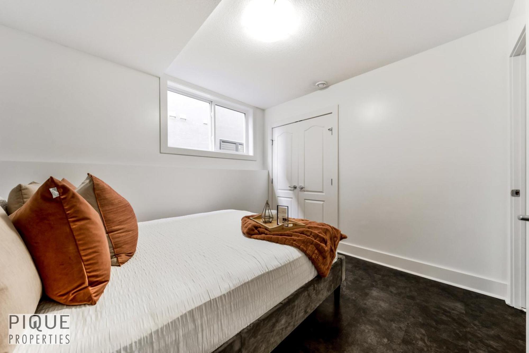 Stunning Modern Suite - King Bed - Free Parking & Netflix - Fast Wi-Fi - Long Stays Welcome Edmonton Room photo