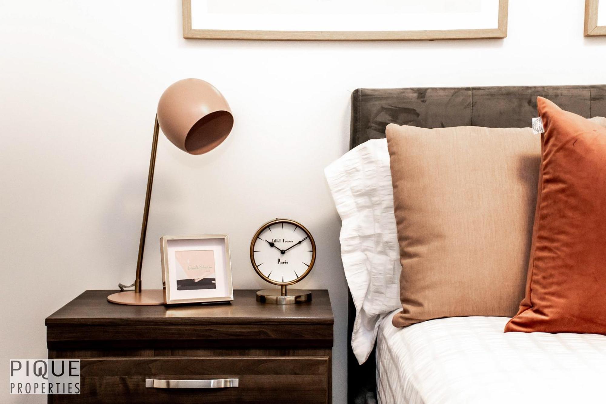 Stunning Modern Suite - King Bed - Free Parking & Netflix - Fast Wi-Fi - Long Stays Welcome Edmonton Room photo