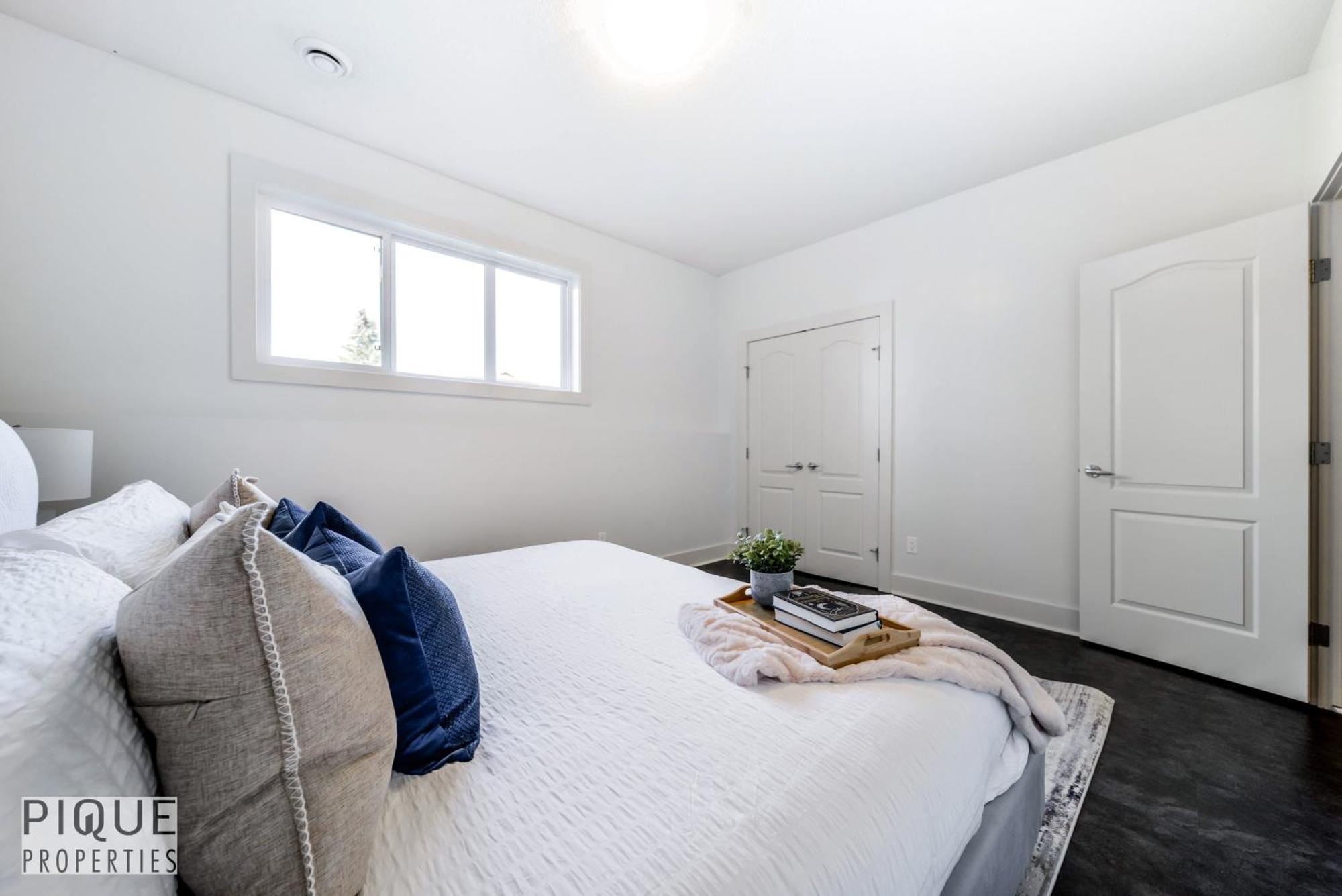 Stunning Modern Suite - King Bed - Free Parking & Netflix - Fast Wi-Fi - Long Stays Welcome Edmonton Room photo